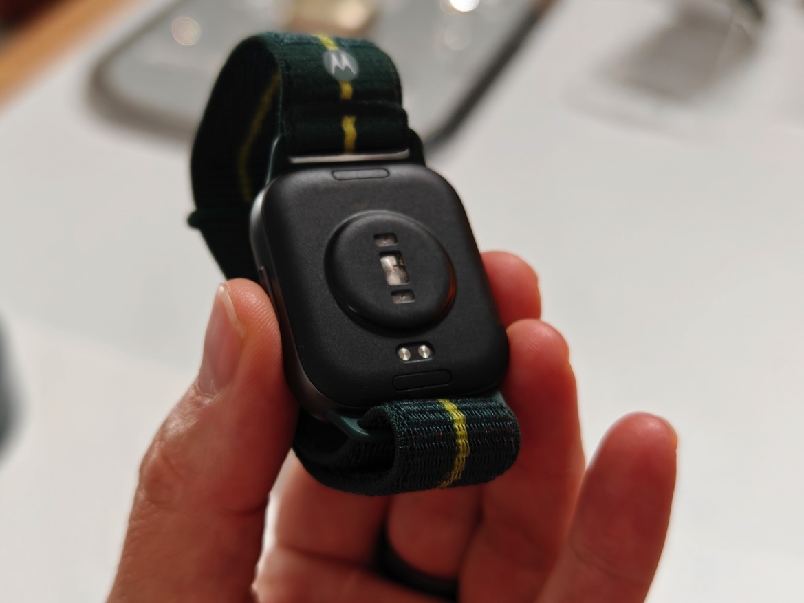 Hands-On Motorola's AI-infused (2025) Razr Ultra, Razr+ And Razr