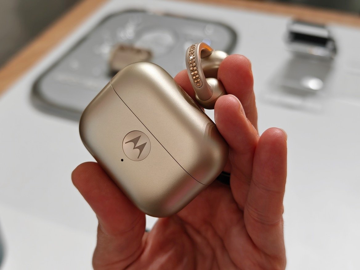 Hands-On Motorola's AI-infused (2025) Razr Ultra, Razr+ And Razr