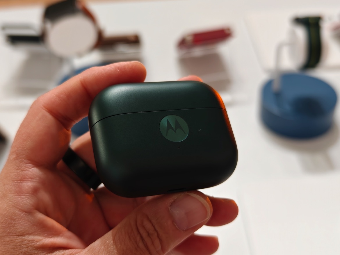 Hands-On Motorola's AI-infused (2025) Razr Ultra, Razr+ And Razr