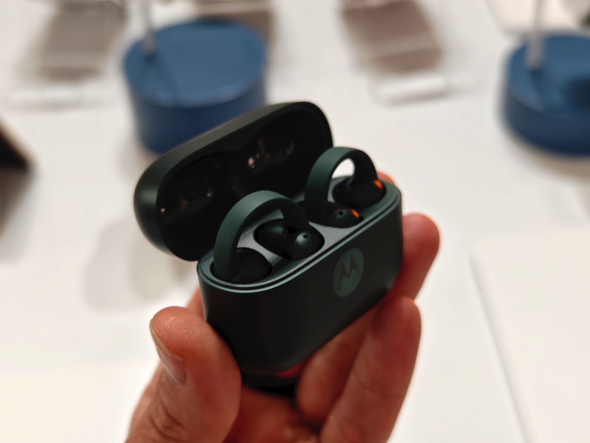 Hands-On Motorola's AI-infused (2025) Razr Ultra, Razr+ And Razr