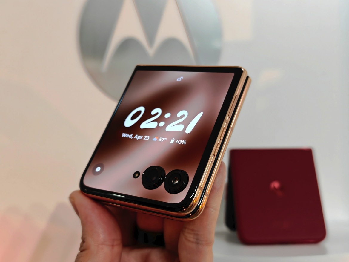 Hands-On Motorola's AI-infused (2025) Razr Ultra, Razr+ And Razr