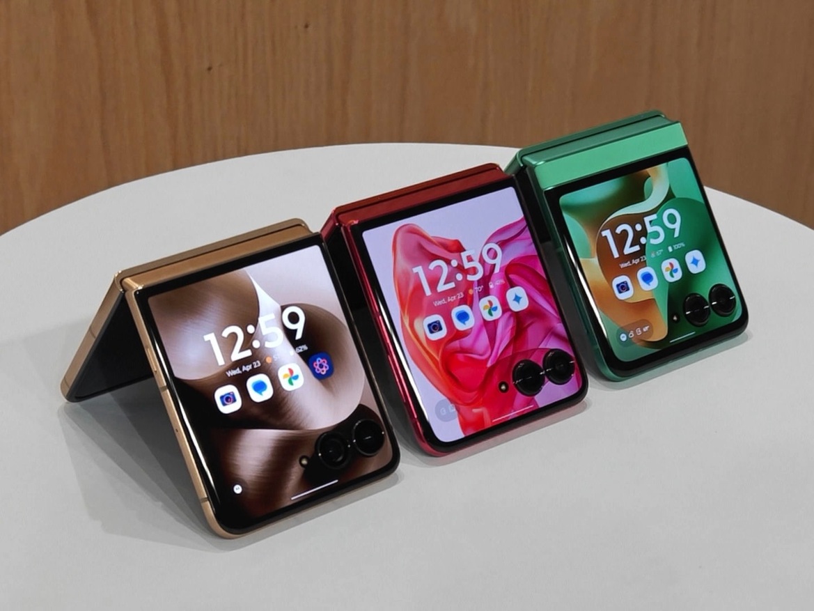 Hands-On Motorola's AI-infused (2025) Razr Ultra, Razr+ And Razr