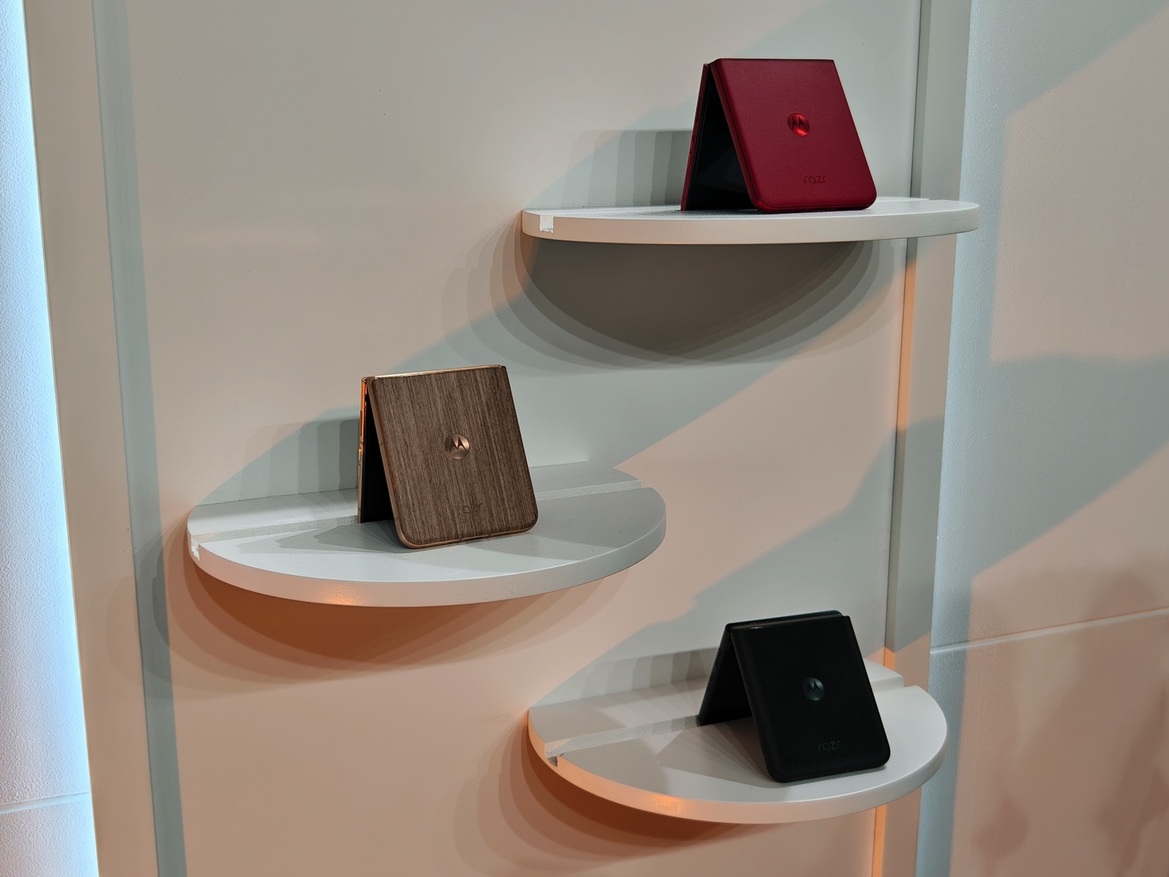 Moto Razr Ultra (2025) Review: A Masterful Folding Flip Phone