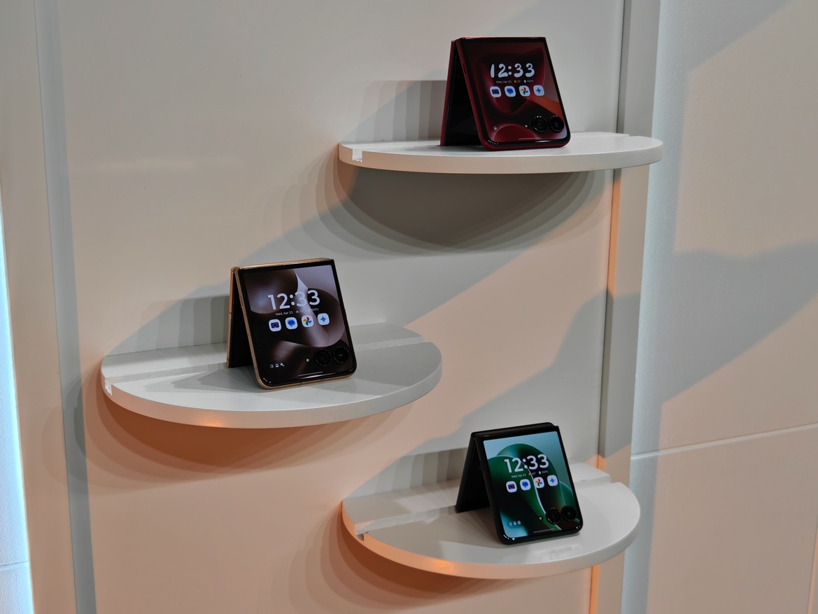 Moto Razr Ultra (2025) Review: A Masterful Folding Flip Phone