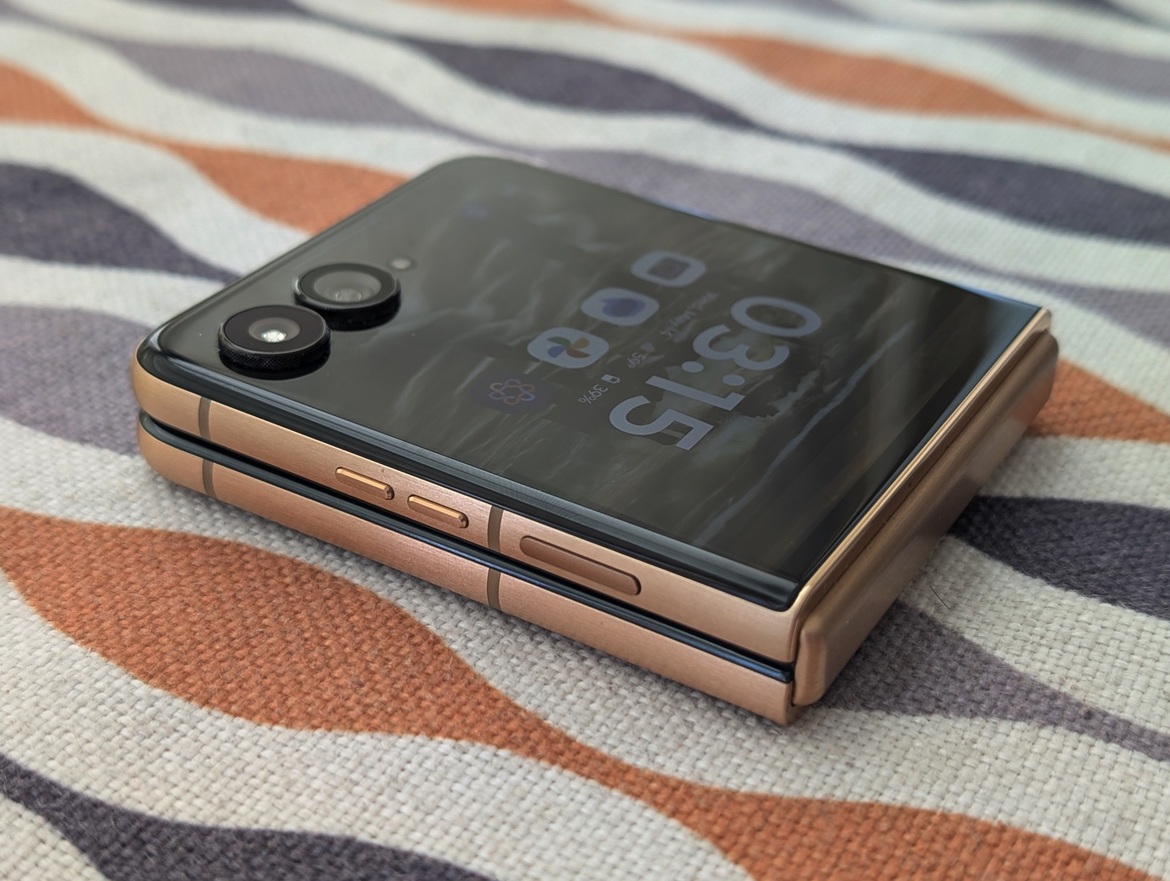 Moto Razr Ultra (2025) Review: A Masterful Folding Flip Phone