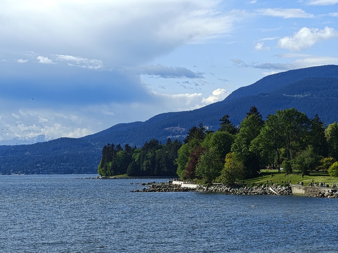 Moto Razr Ultra (2025) Review: A Masterful Folding Flip Phone