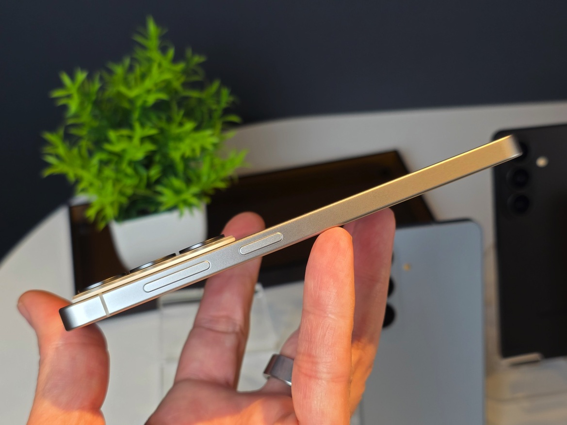 Samsung Galaxy S26 Series Hands-On With Buds 4 Live At Unpacked 2026