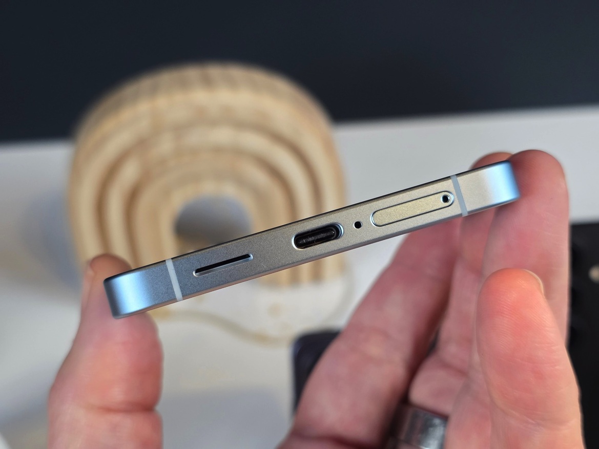 Samsung Galaxy S26 Series Hands-On With Buds 4 Live At Unpacked 2026