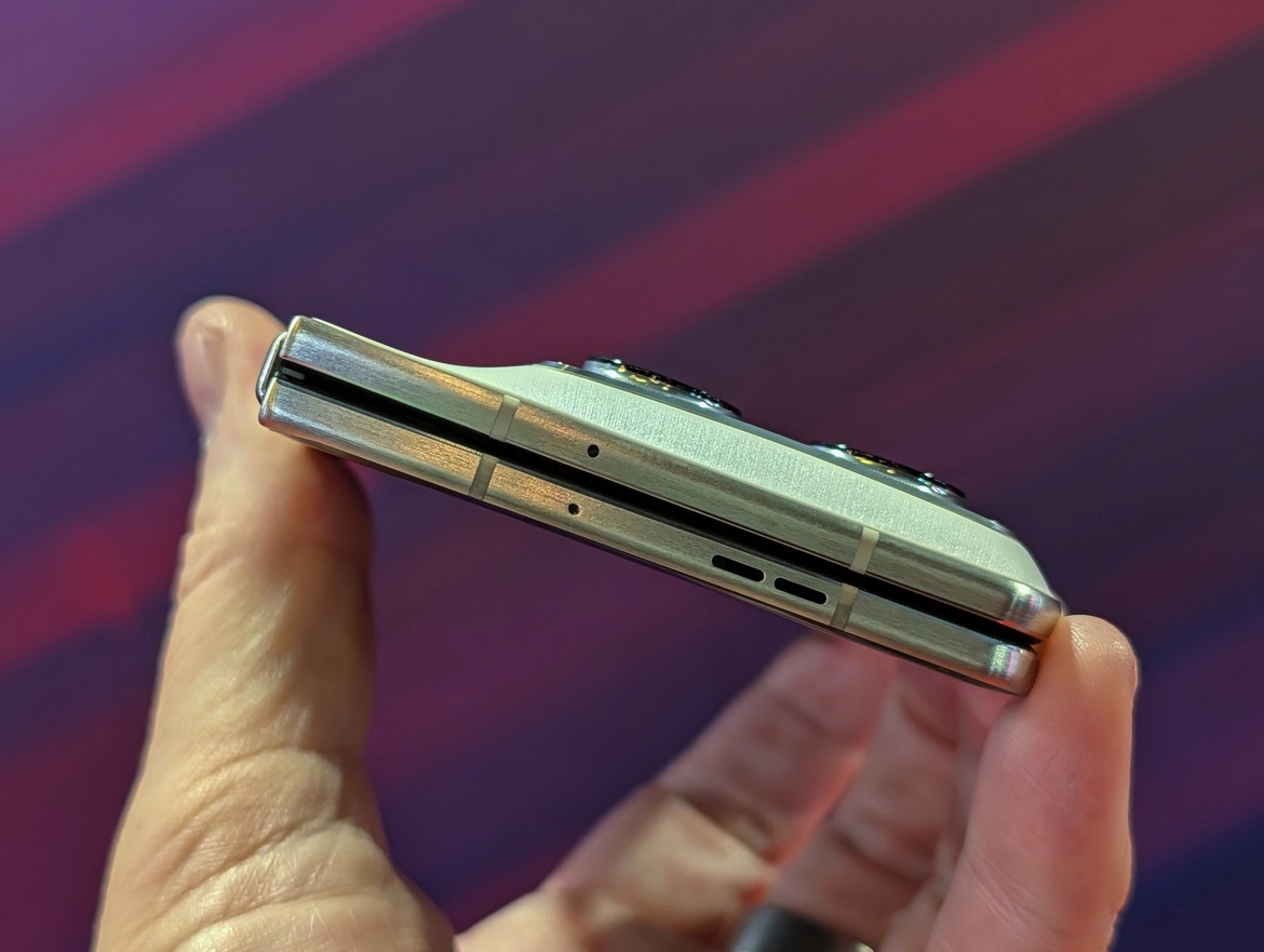 Motorola's 2026 Razr Fold Hands-On: Watch Out, Galaxy