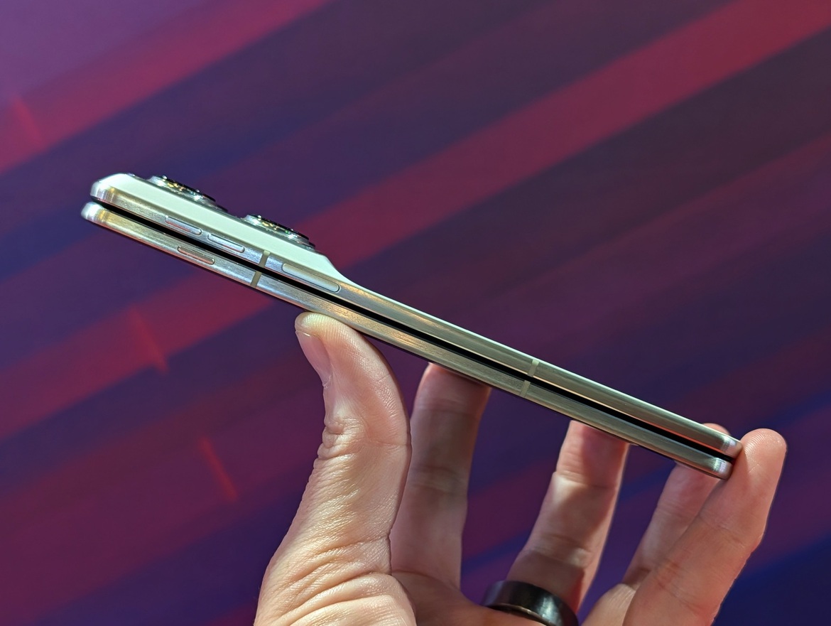Motorola's 2026 Razr Fold Hands-On: Watch Out, Galaxy