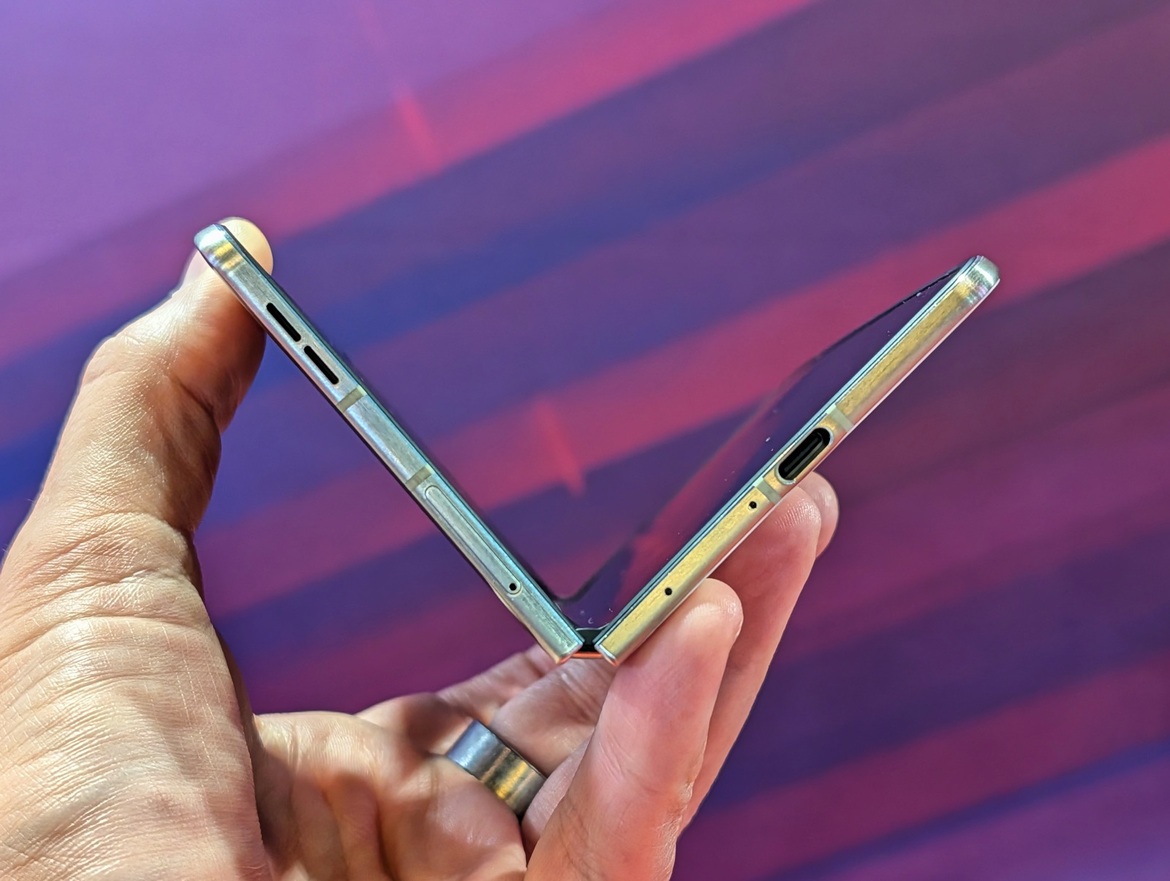 Motorola's 2026 Razr Fold Hands-On: Watch Out, Galaxy