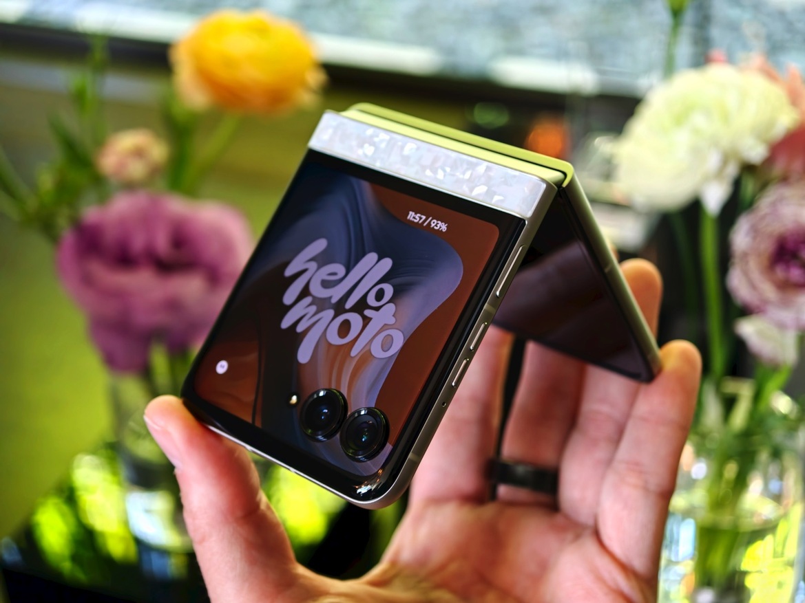 Motorola's 2026 Razr Fold Hands-On: Watch Out, Galaxy