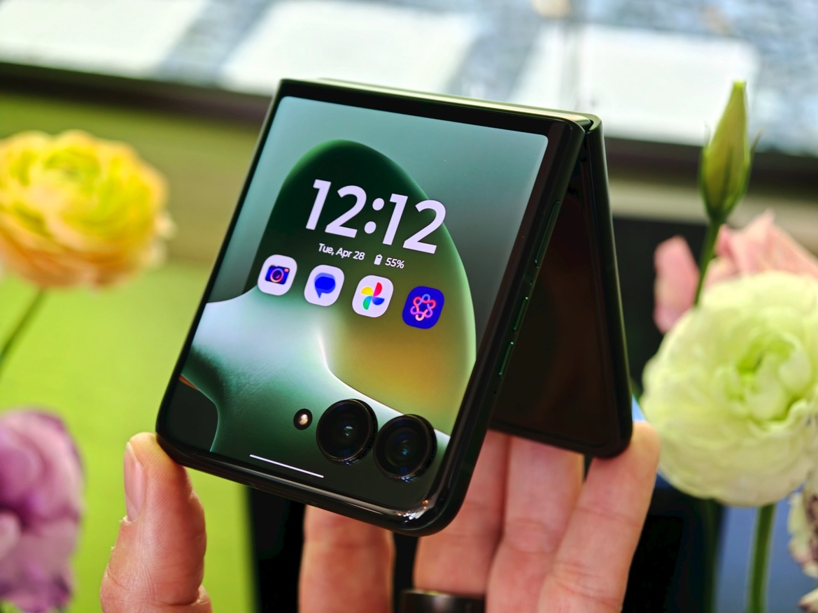 Motorola's 2026 Razr Fold Hands-On: Watch Out, Galaxy