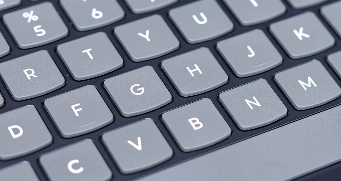 Lenovo IdeaPad Slim 3i Review: Can Intel's Wildcat Lake Compete With The MacBook Neo?