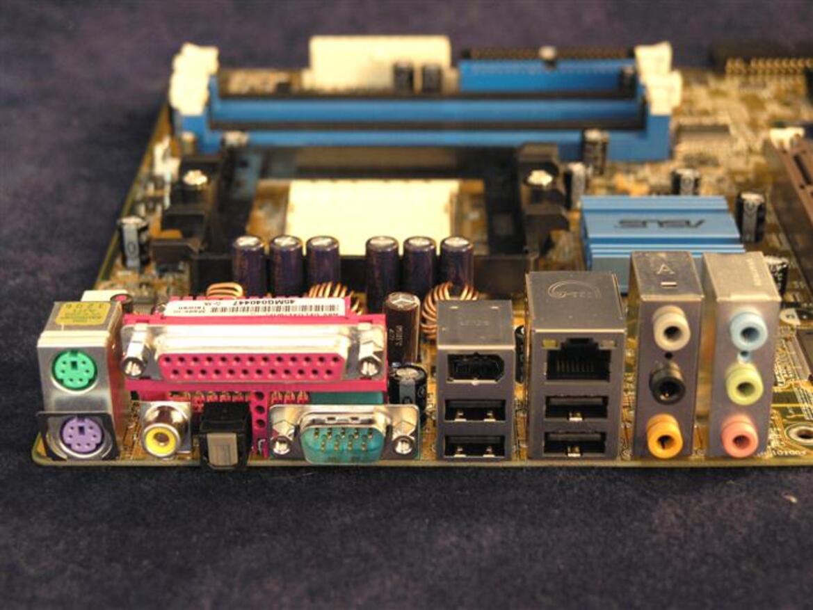 Asus A8V Deluxe "Wireless Edition" (Socket 939)