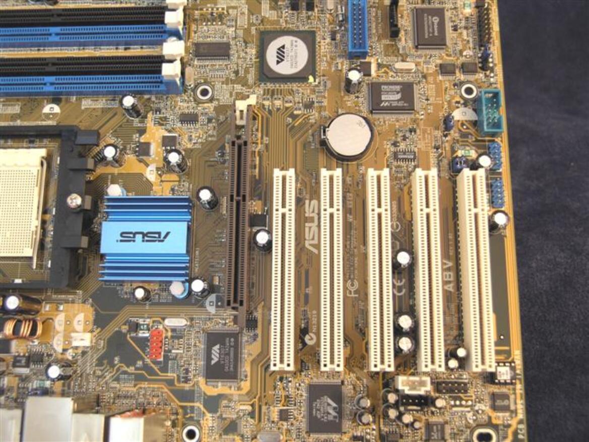 Asus A8V Deluxe "Wireless Edition" (Socket 939)