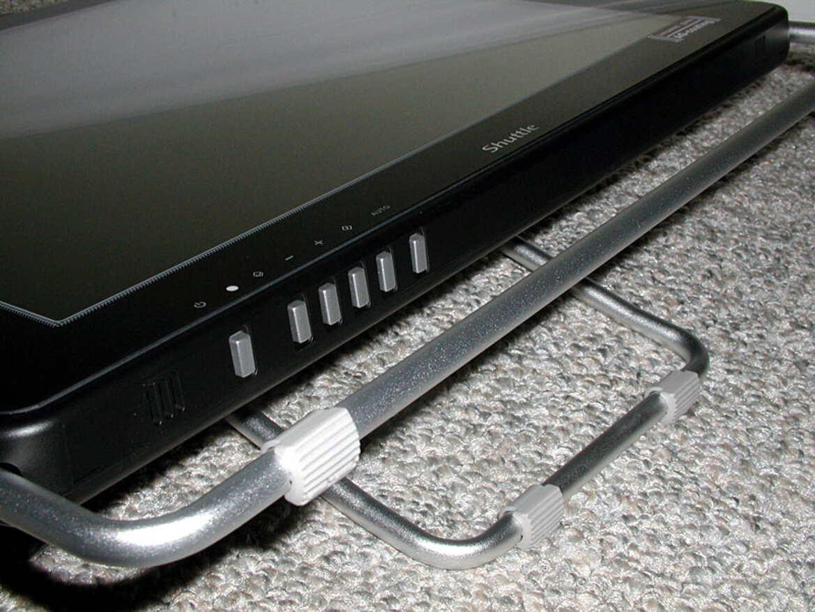 Shuttle XP17 - A high end 17" flat panel to go