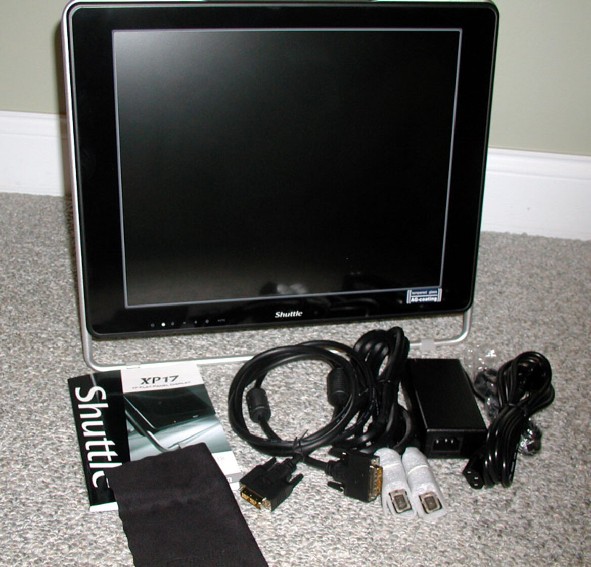 Shuttle XP17 - A high end 17" flat panel to go
