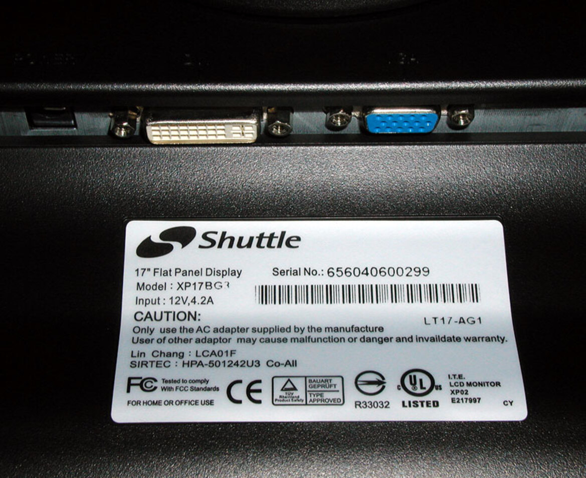 Shuttle XP17 - A high end 17" flat panel to go