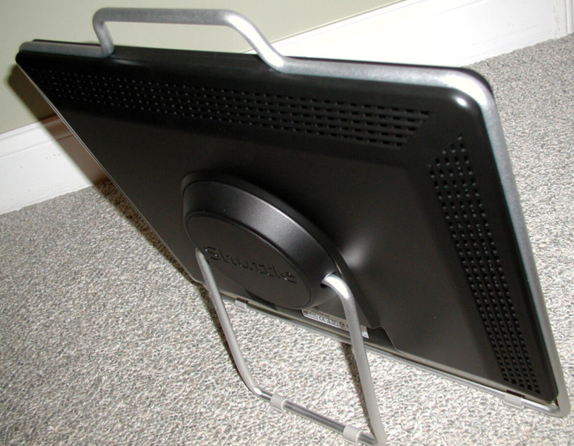 Shuttle XP17 - A high end 17" flat panel to go