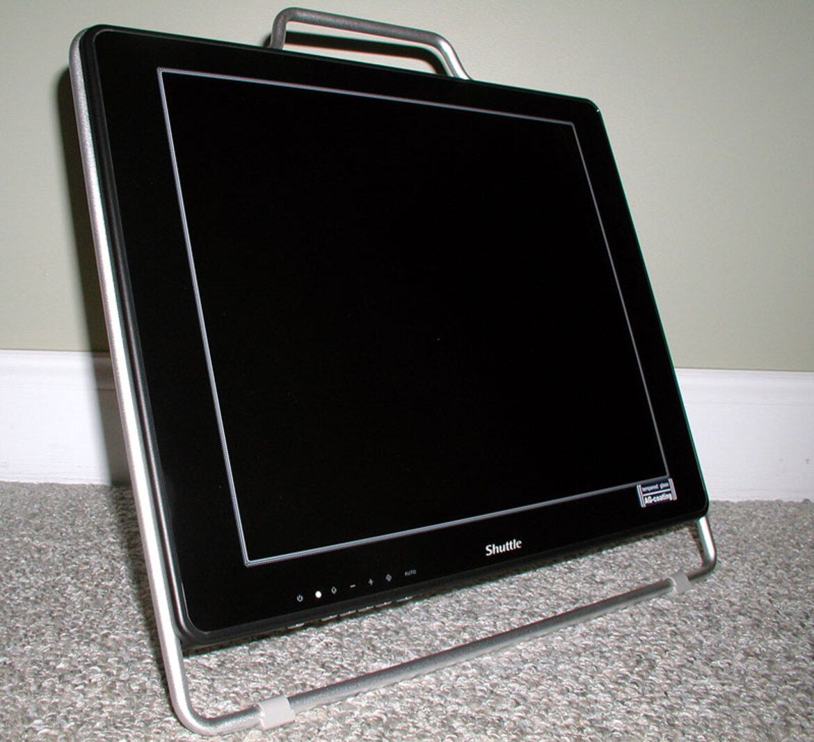 Shuttle XP17 - A high end 17" flat panel to go