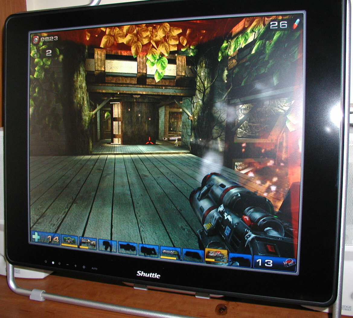 Shuttle XP17 - A high end 17" flat panel to go