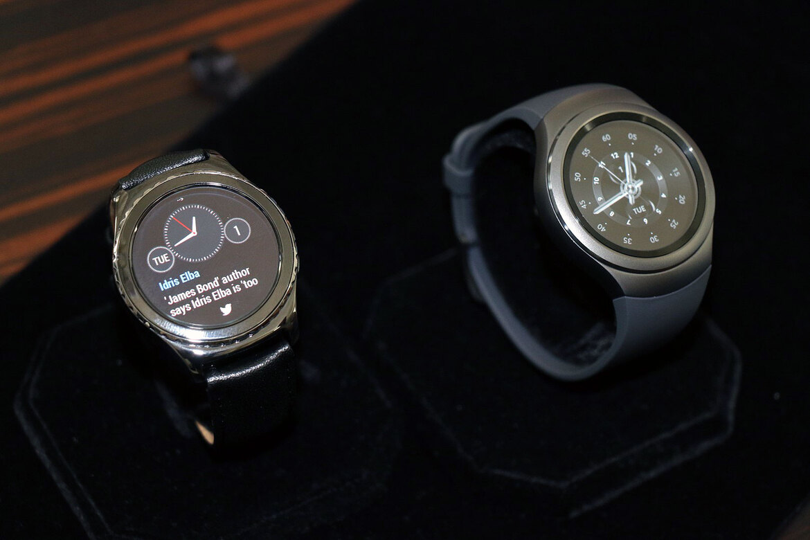 Hands On With The Samsung Gear S2 And Gear S2 Classic Smartwatches