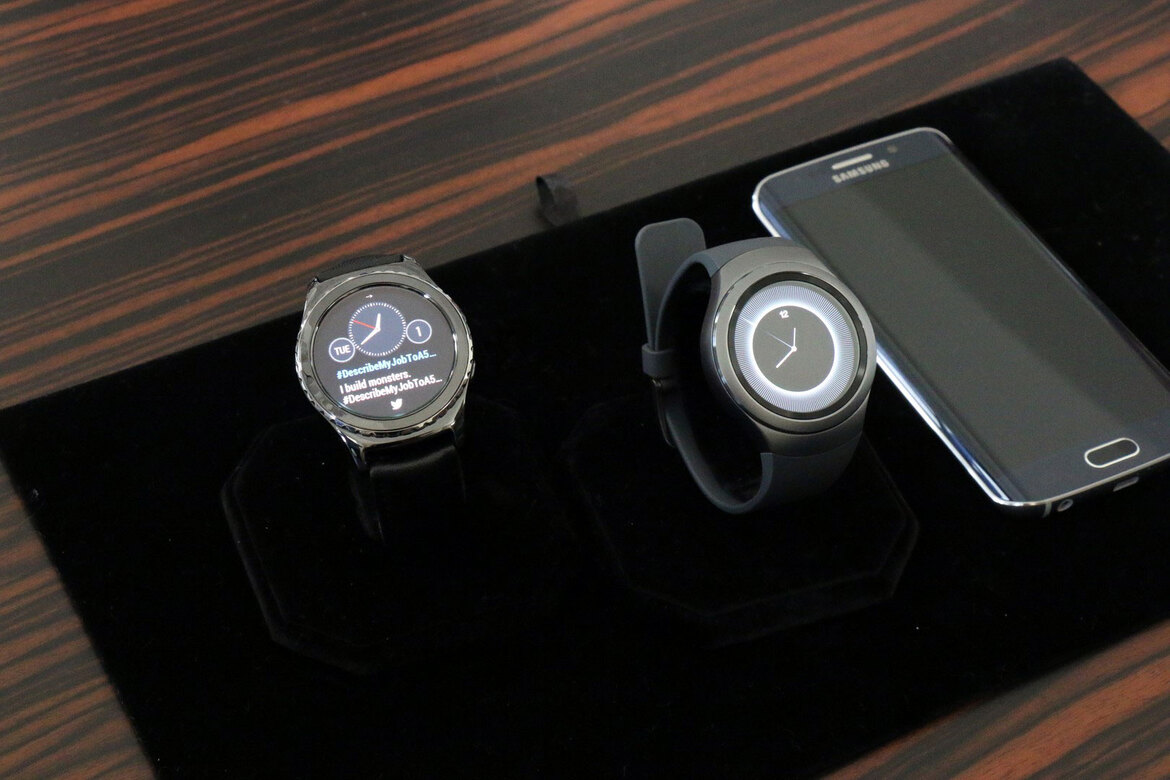 Hands On With The Samsung Gear S2 And Gear S2 Classic Smartwatches