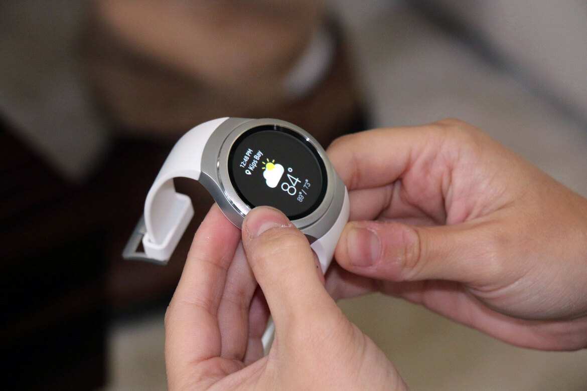 Hands On With The Samsung Gear S2 And Gear S2 Classic Smartwatches