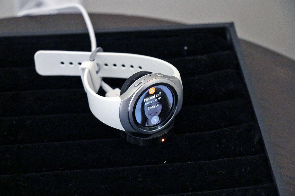 Hands On With The Samsung Gear S2 And Gear S2 Classic Smartwatches