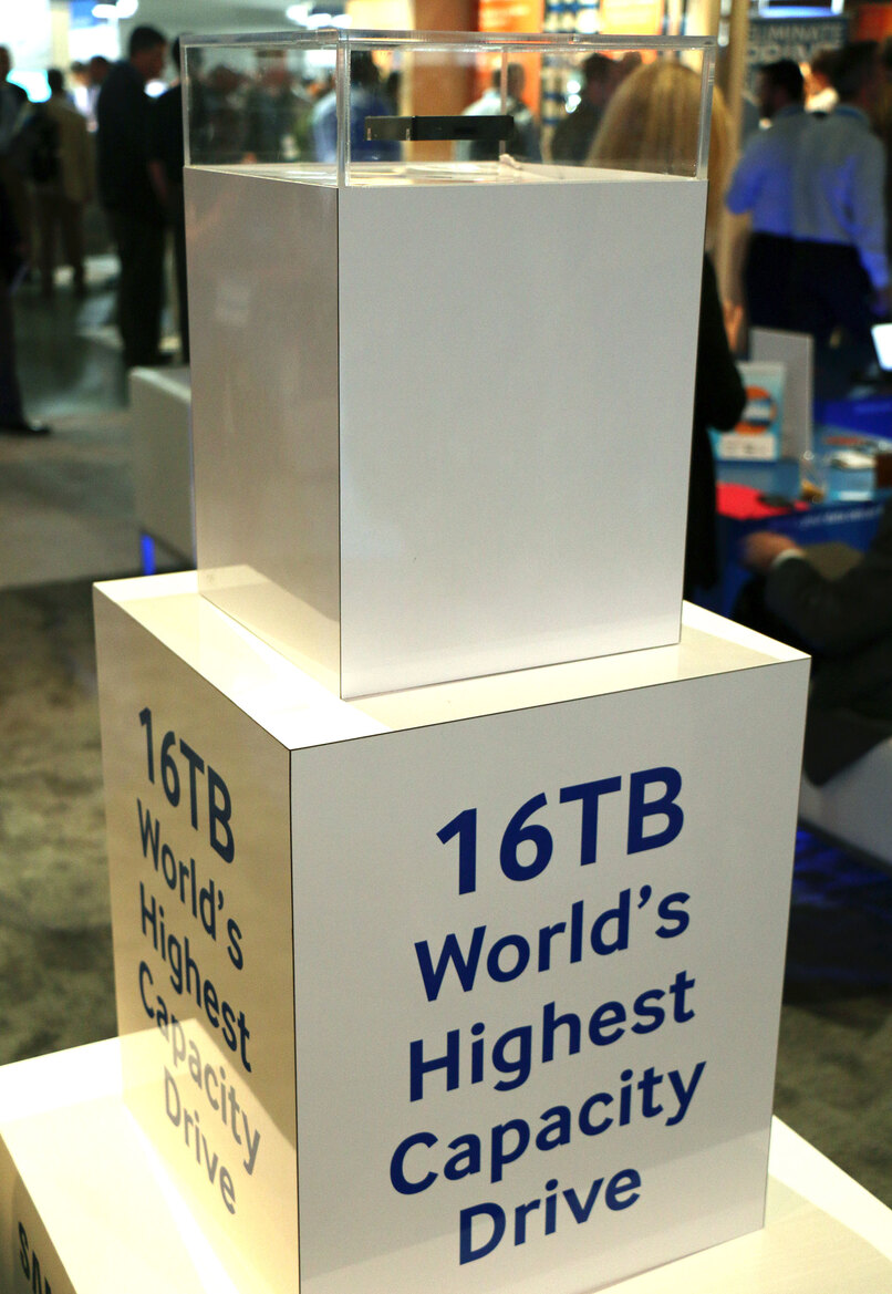 Samsung Demos Crazy-Fast PCIe NVMe SSD At 5.6 GB Per Second At Dell World