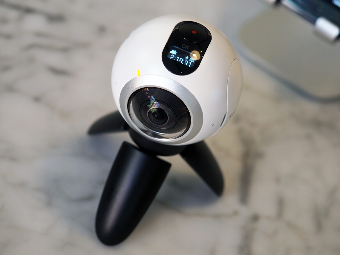 Hands-On Samsung Galaxy S7, Galaxy S7 Edge And Gear 360 VR With Submersion Test