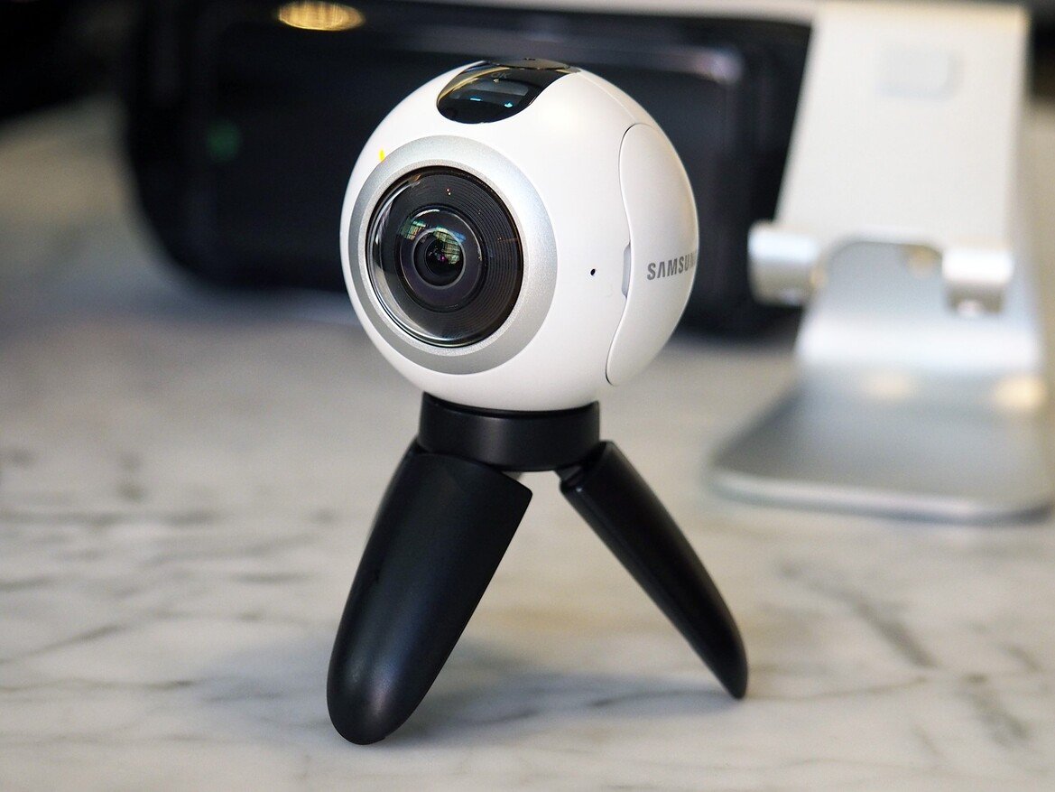 Hands-On Samsung Galaxy S7, Galaxy S7 Edge And Gear 360 VR With Submersion Test