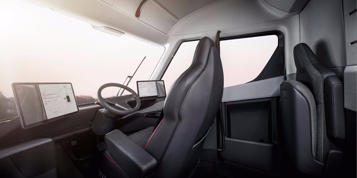 Tesla's Electric Big Rig Hauls 80,000 Pounds With 500 Mile Range And Zero Pollution