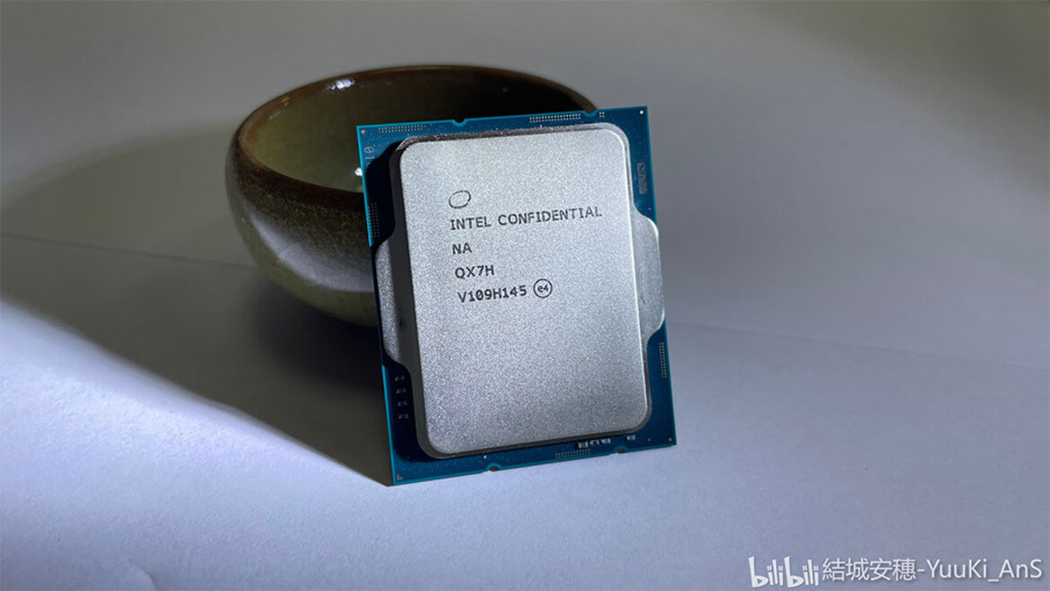 Intel Core i9-12900K Engineering Sample Poses For Detailed Closeup Shots