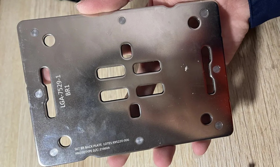 Intel’s Huge LGA 7529 Next Gen Socket For 500+ Core Xeon CPUs Smiles For The Camera