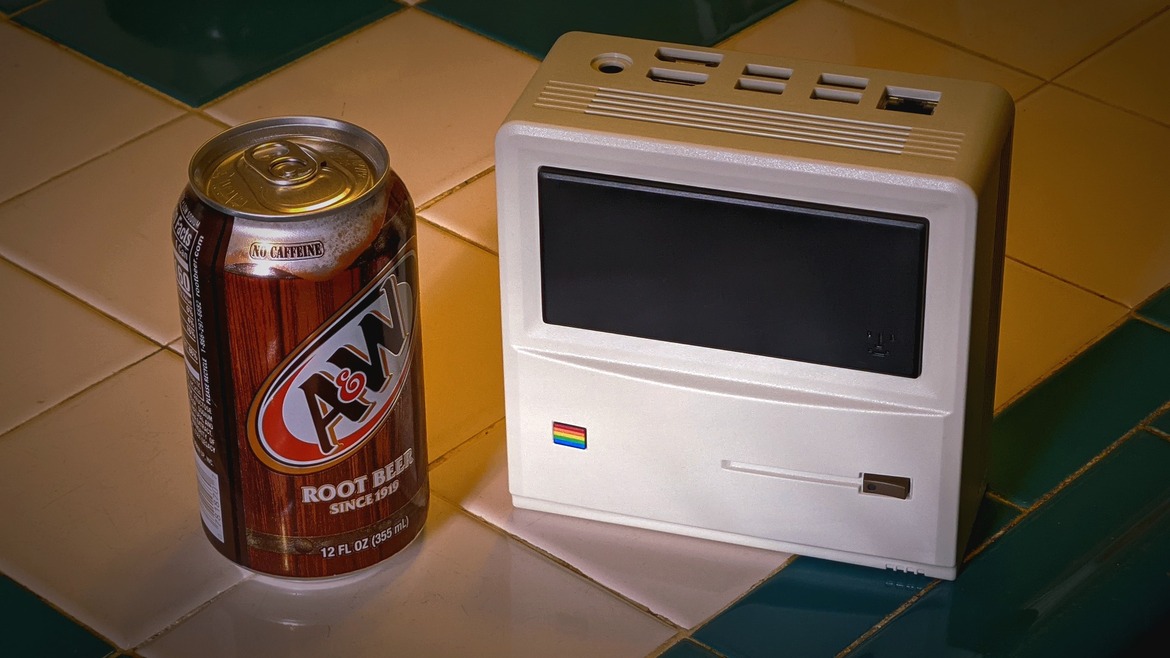 Ayaneo's Macintosh Style Retro Mini PC AM01 Is Here, Hands-On