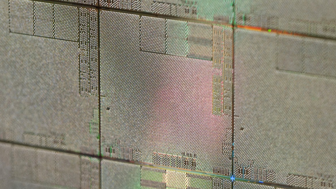 AMD Ryzen 7 8840U Battles Steam Deck's Van Gogh Chip In 10W Gaming Showdown