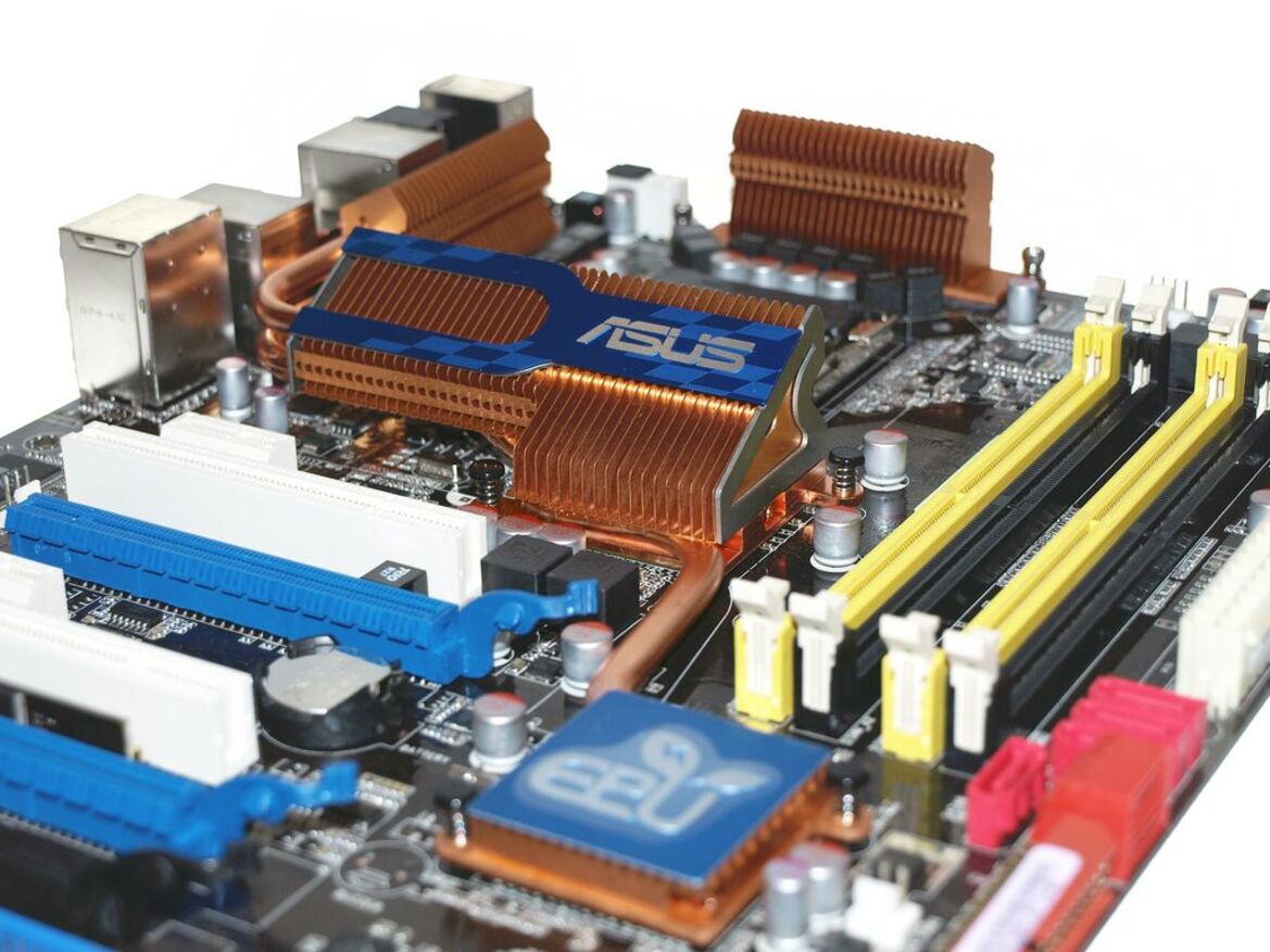 Asus P45-Based P5Q Deluxe Sneak Peek