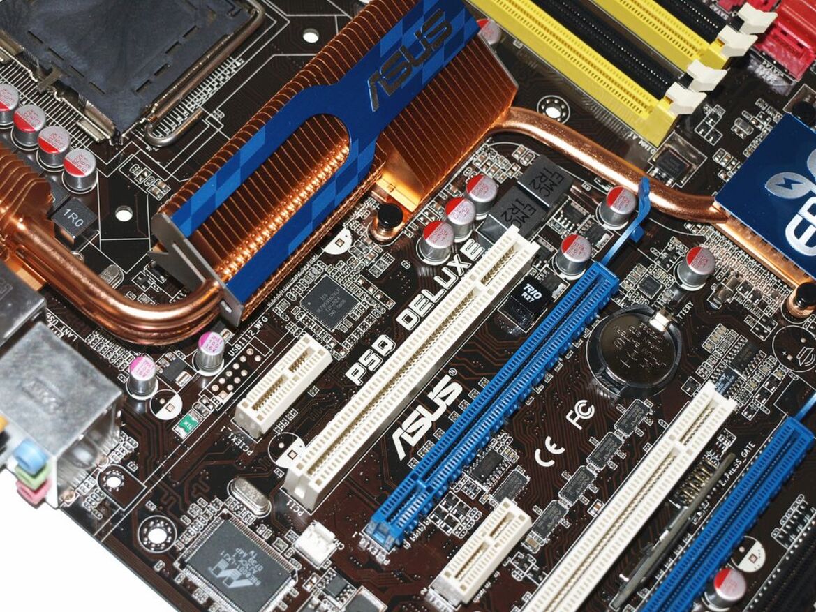 Asus P45-Based P5Q Deluxe Sneak Peek