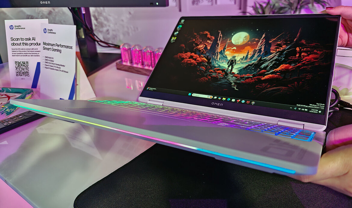 Hands-On HP Omen Max 16: First Arrow Lake HX Gaming Laptop With RTX 5090