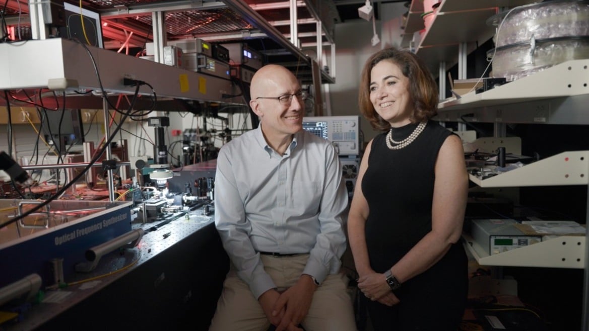 Accidental Rainbow-On-A-Chip Discovery Could Tame AI's Soaring Energy Demands