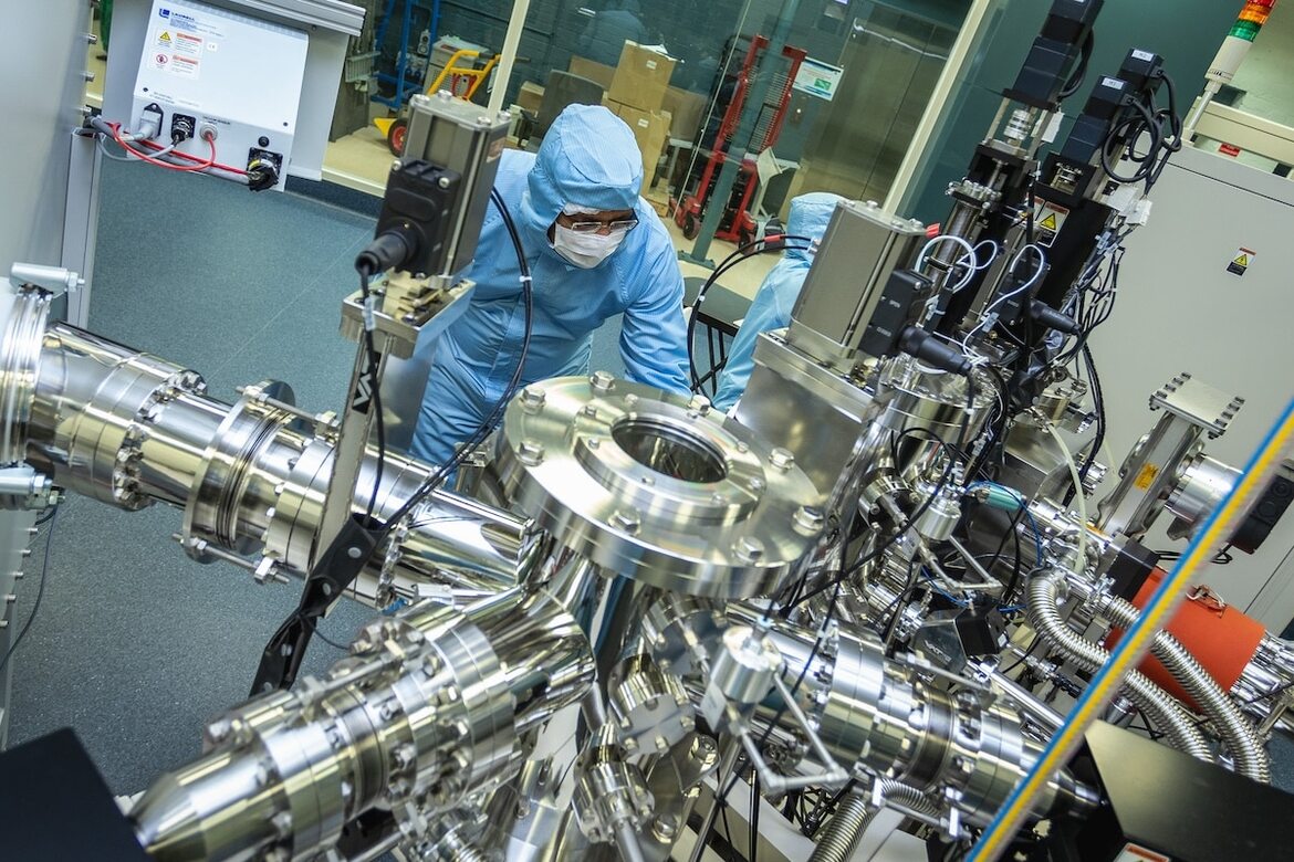 Quantum Battery Breakthrough Fully Charges In Under A Second