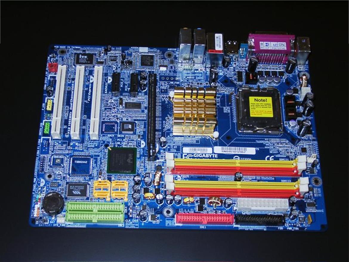 Foxconn 945P7AA-8EKRS2 & Gigabyte 8I945P-G
