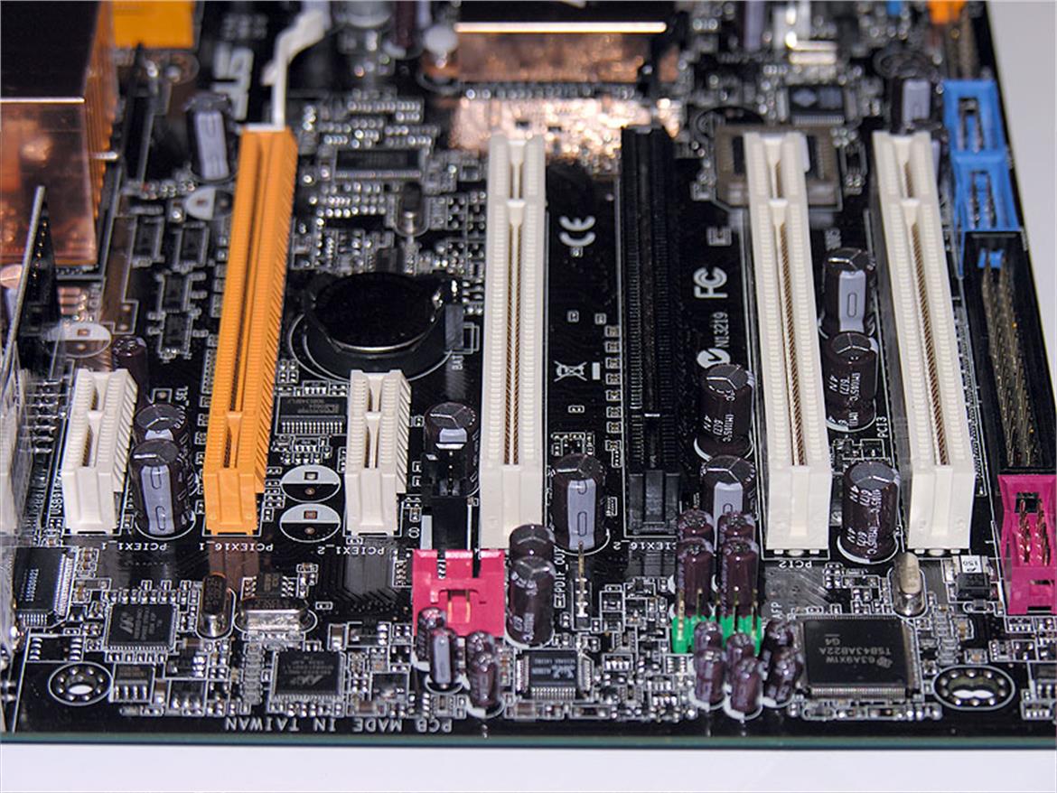 Asus P5W DH Deluxe, 975X Core 2 Duo Ready Motherboard