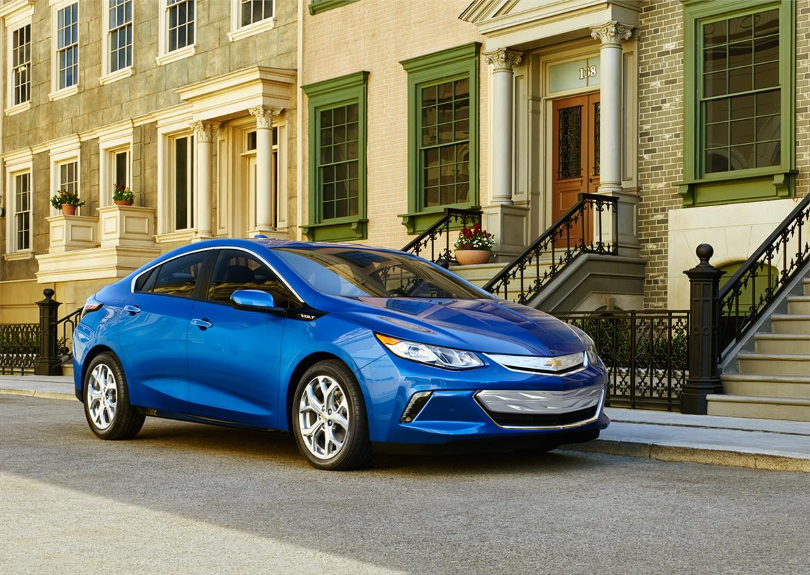 2016 Chevy Volt Charges Into Detroit With 50-Mile Electric Range, Greater Performance