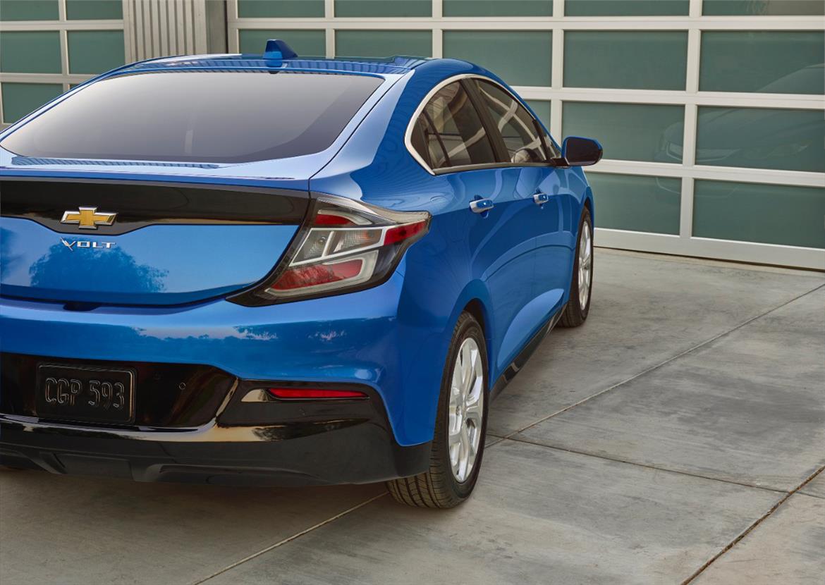 2016 Chevy Volt Charges Into Detroit With 50-Mile Electric Range, Greater Performance