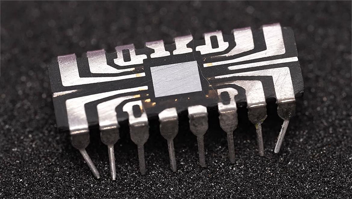 Intel 4004 CPU Turns 50 Years Old And Bares Its Metal Bits In Delidding Video