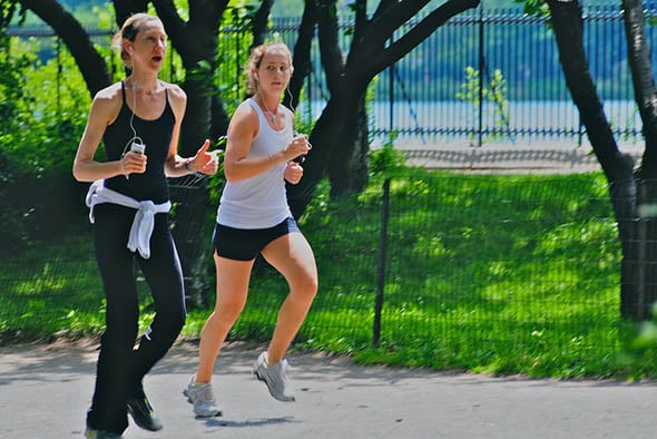 runners with smartphones